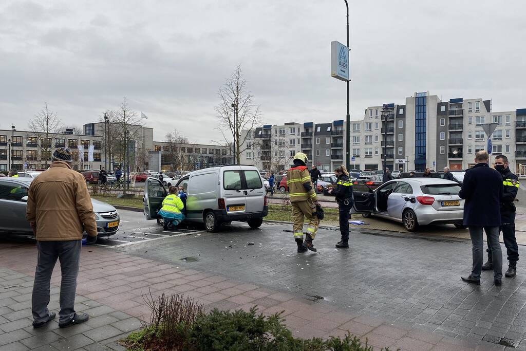 Flinke schade na botsing tussen drie voertuigen