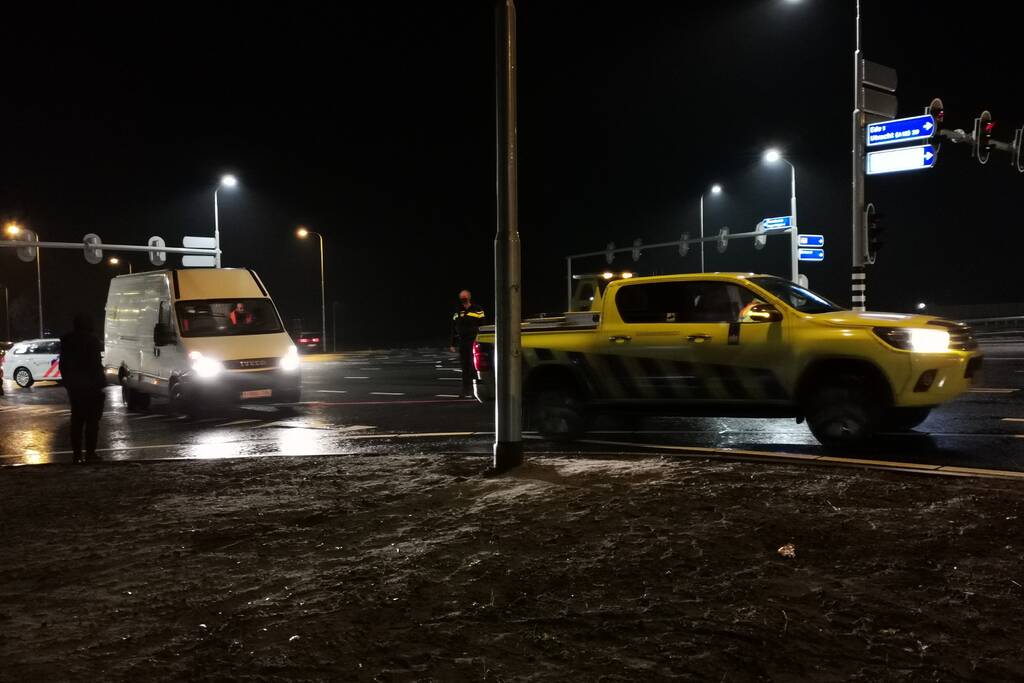 Bestelbus van PostNL blokkeert kruising
