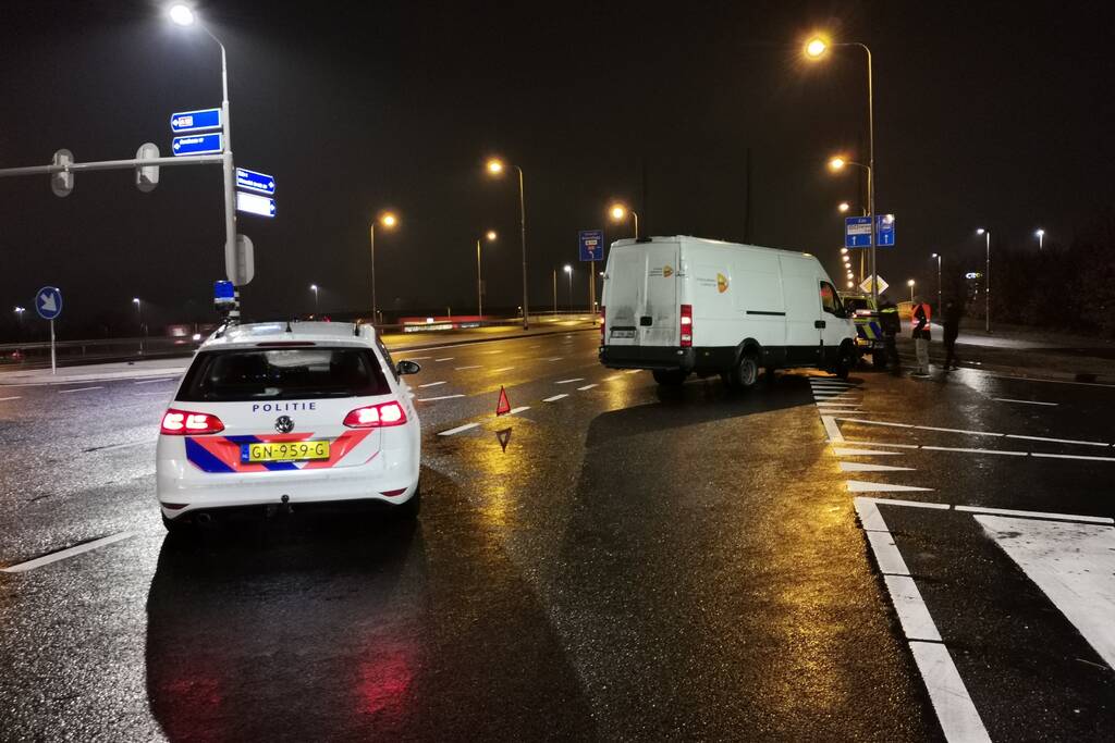 Bestelbus van PostNL blokkeert kruising