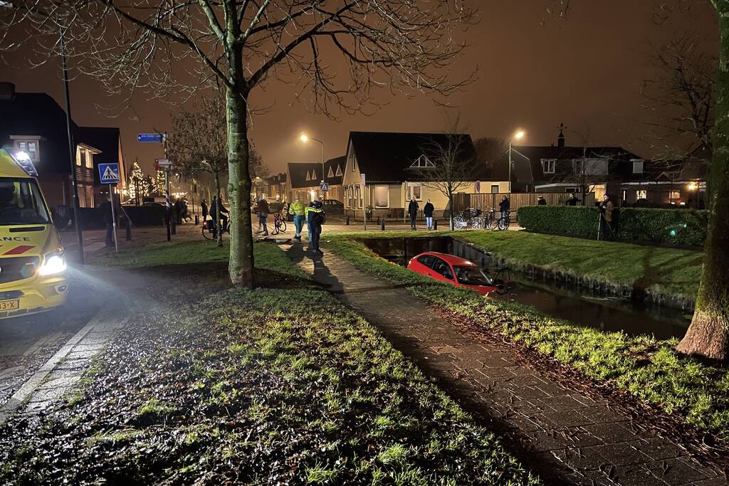 Auto rijdt water in, inzittenden gevlucht