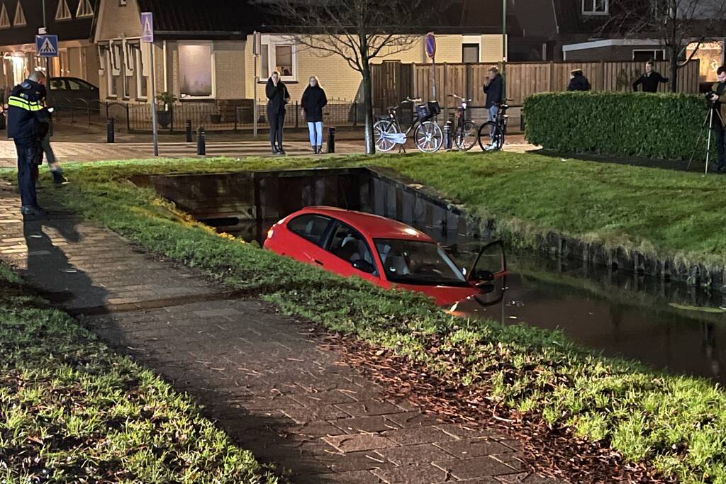 Auto rijdt water in, inzittenden gevlucht