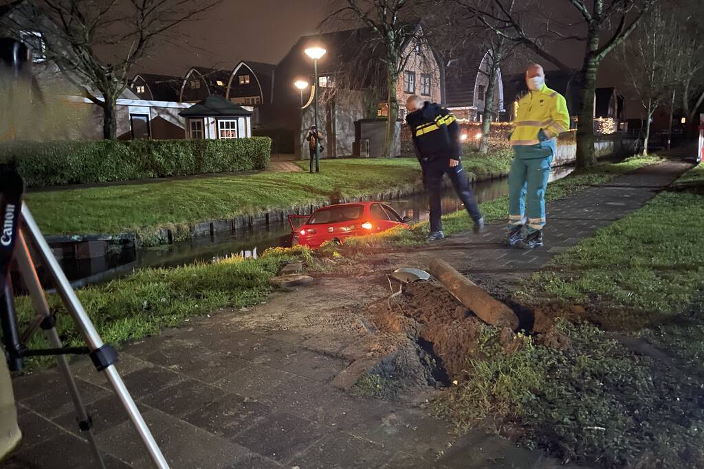 Auto rijdt water in, inzittenden gevlucht