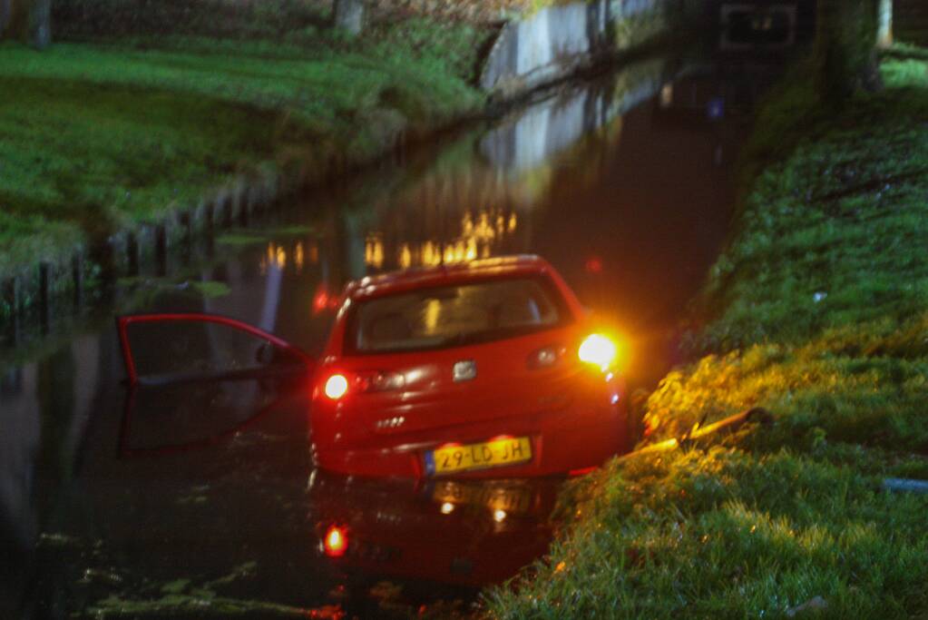 Auto rijdt water in, inzittenden gevlucht