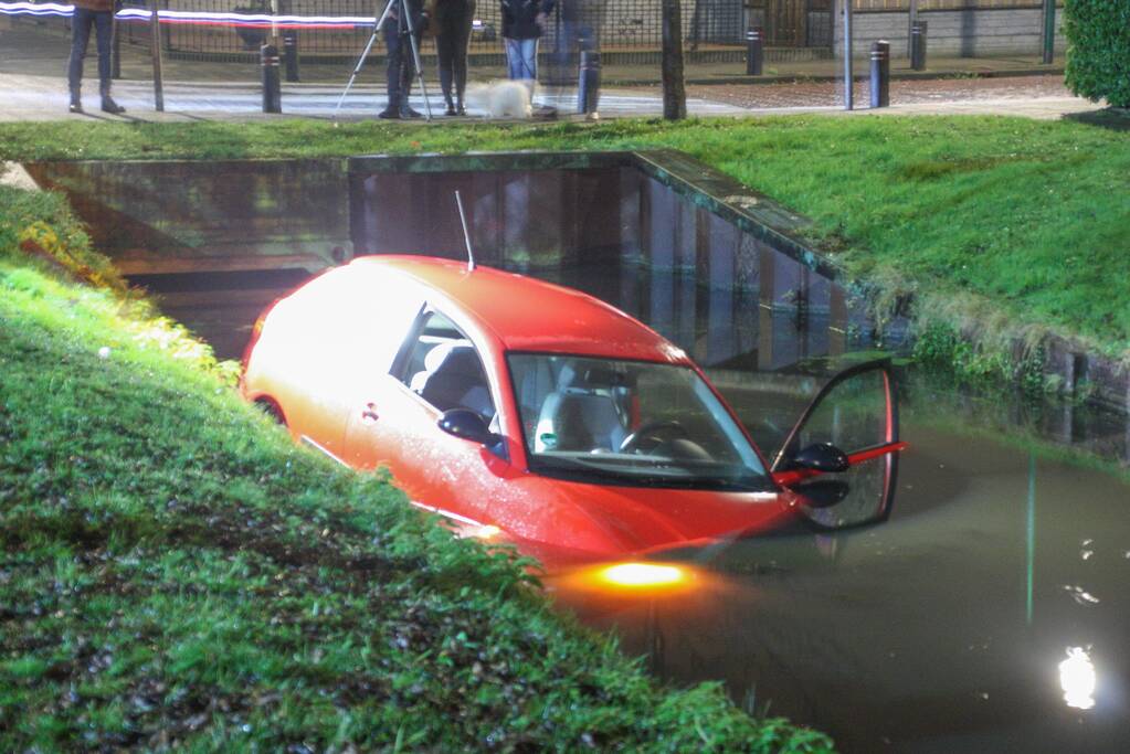 Auto rijdt water in, inzittenden gevlucht