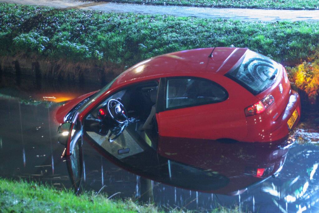 Auto rijdt water in, inzittenden gevlucht