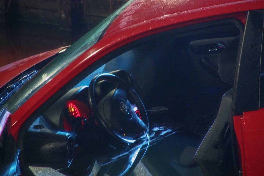 Auto rijdt water in, inzittenden gevlucht