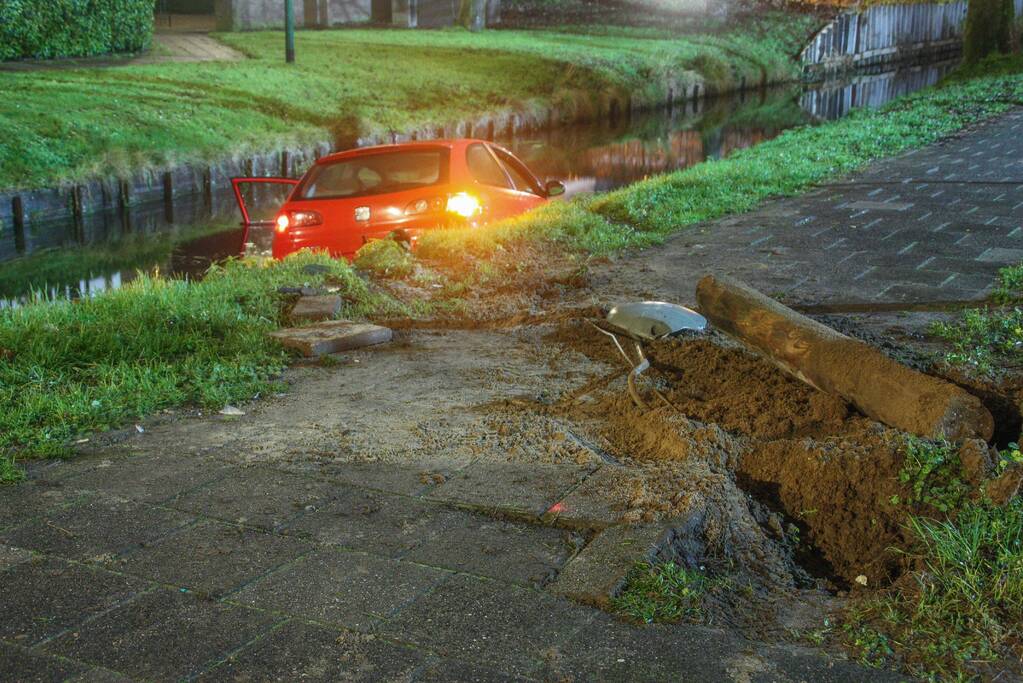 Auto rijdt water in, inzittenden gevlucht