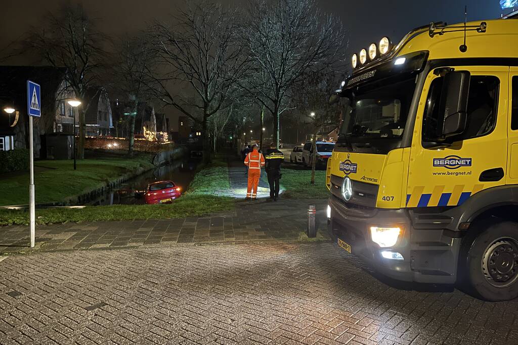 Auto rijdt water in, inzittenden gevlucht