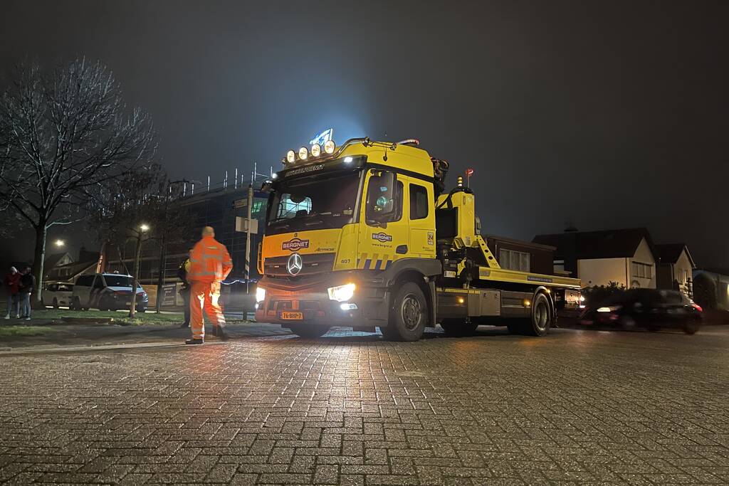 Auto rijdt water in, inzittenden gevlucht