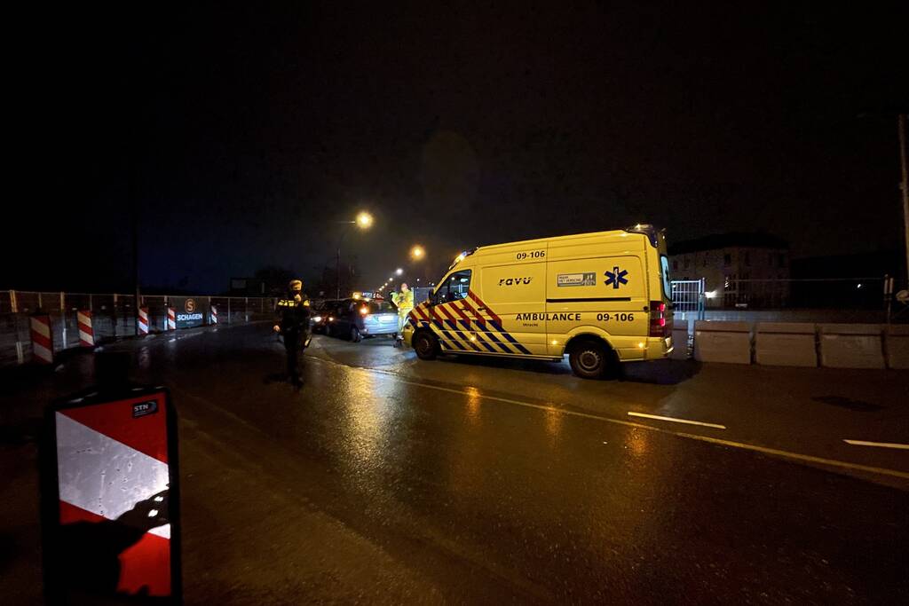 Auto's botsen frontaal in bocht