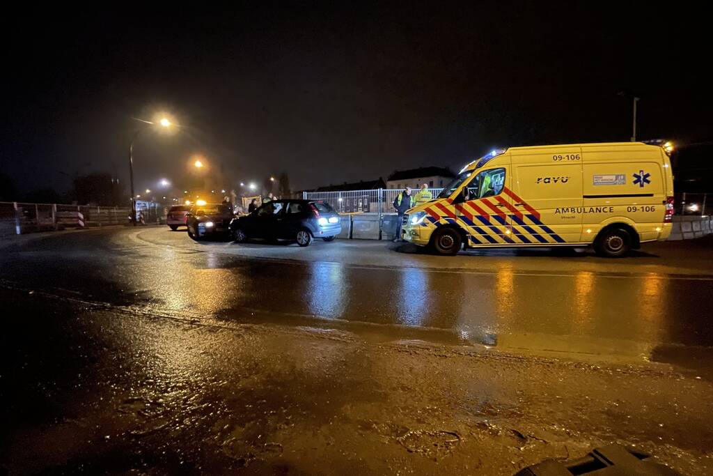 Auto's botsen frontaal in bocht