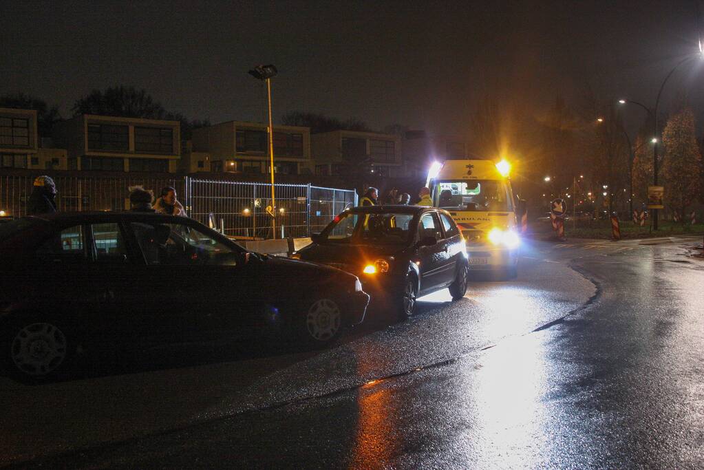 Auto's botsen frontaal in bocht