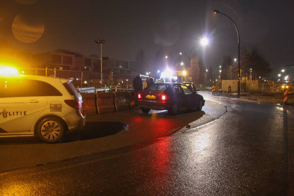 Auto's botsen frontaal in bocht