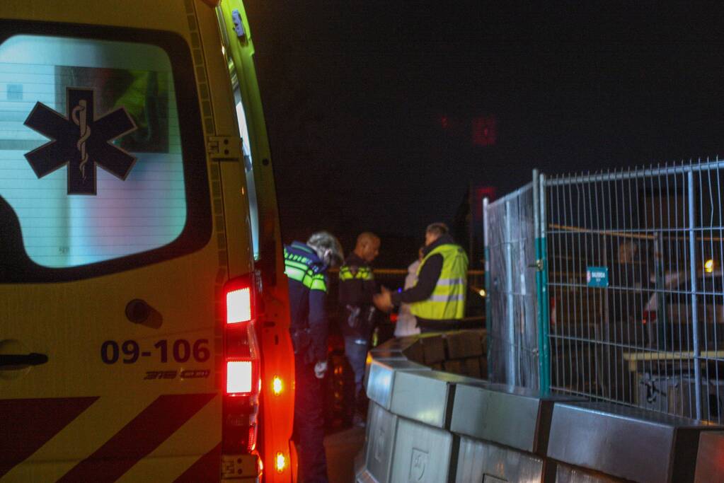 Auto's botsen frontaal in bocht