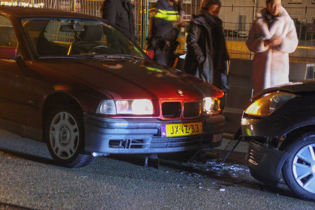 Auto's botsen frontaal in bocht