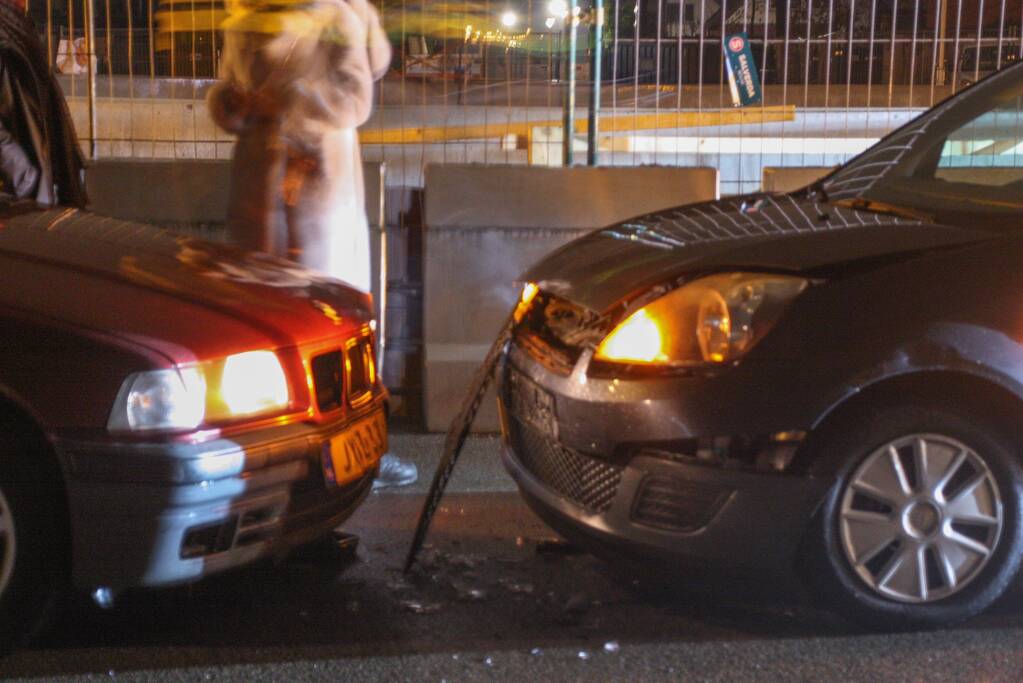 Auto's botsen frontaal in bocht