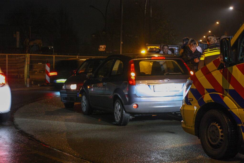 Auto's botsen frontaal in bocht