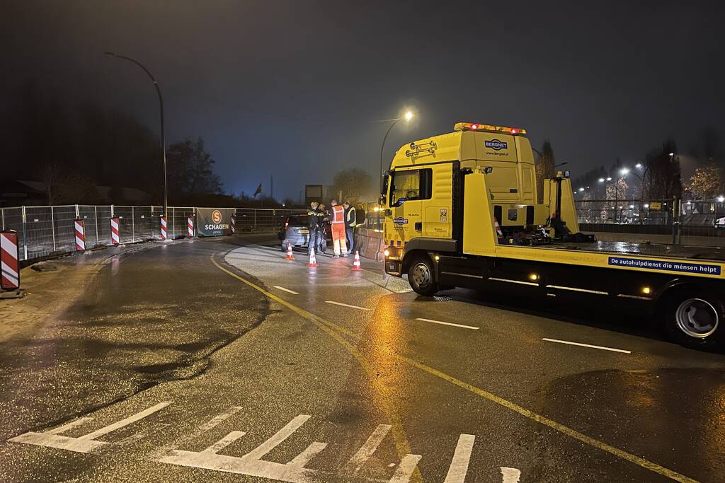 Auto's botsen frontaal in bocht