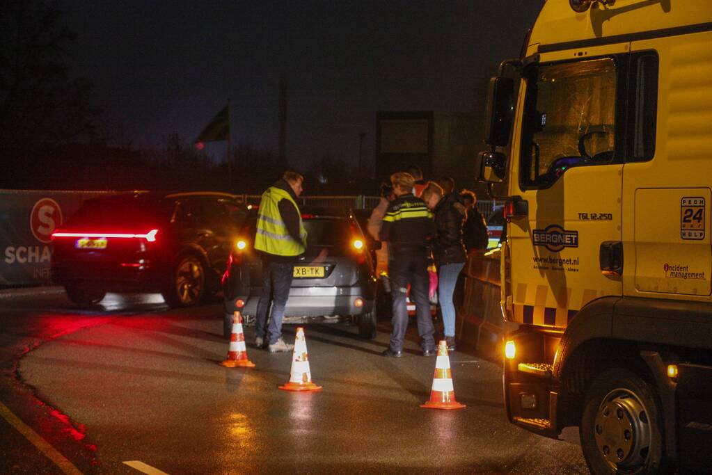 Auto's botsen frontaal in bocht