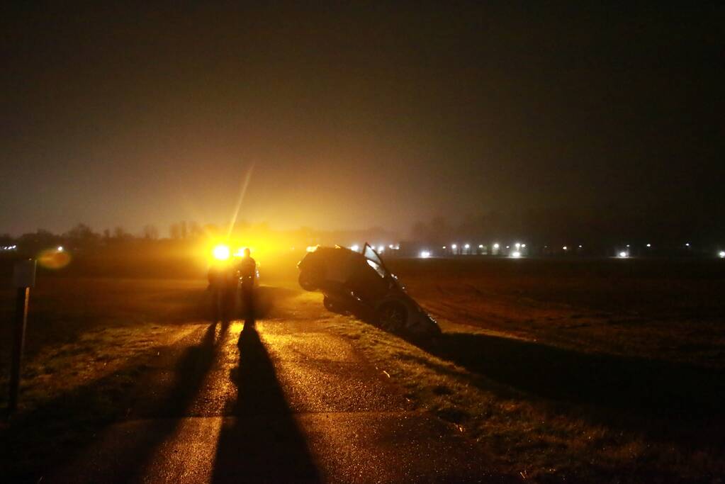 Auto rijdt greppel in