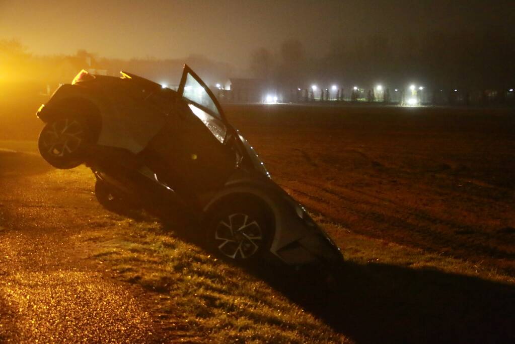 Auto rijdt greppel in
