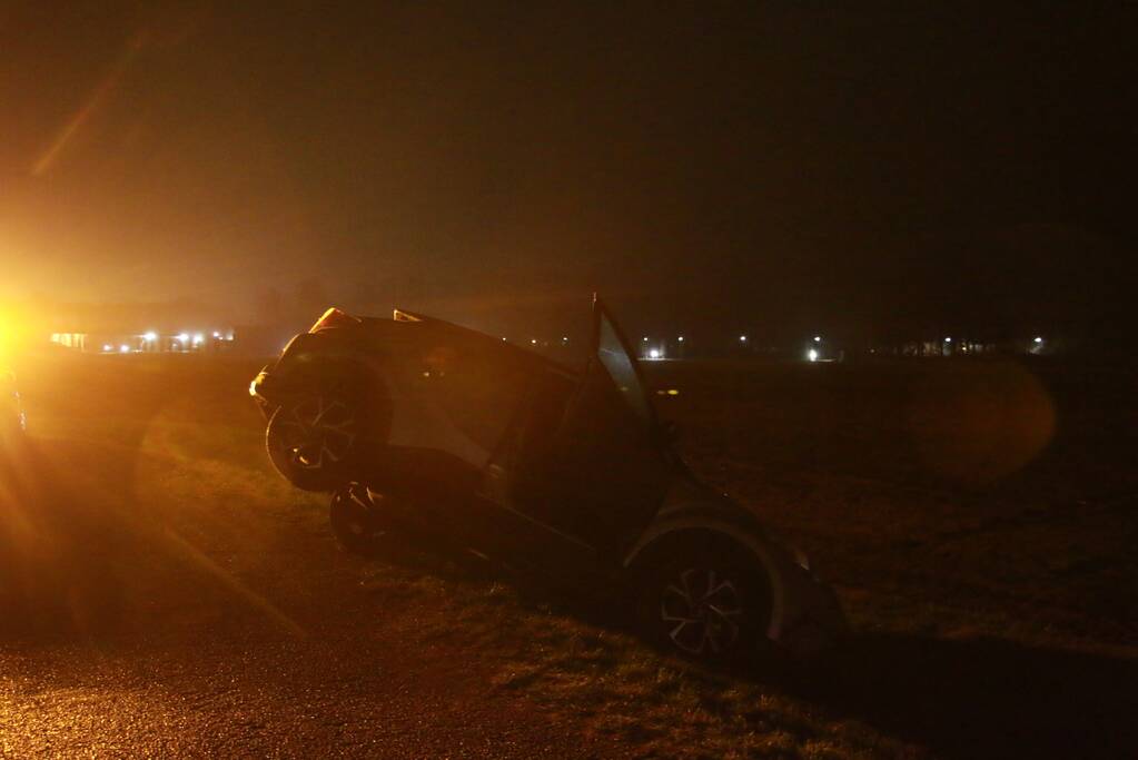 Auto rijdt greppel in