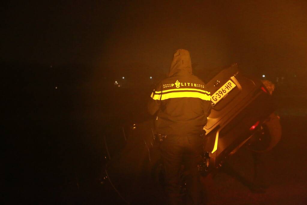 Auto rijdt greppel in