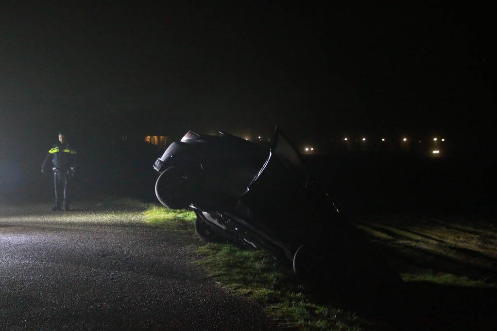 Auto rijdt greppel in