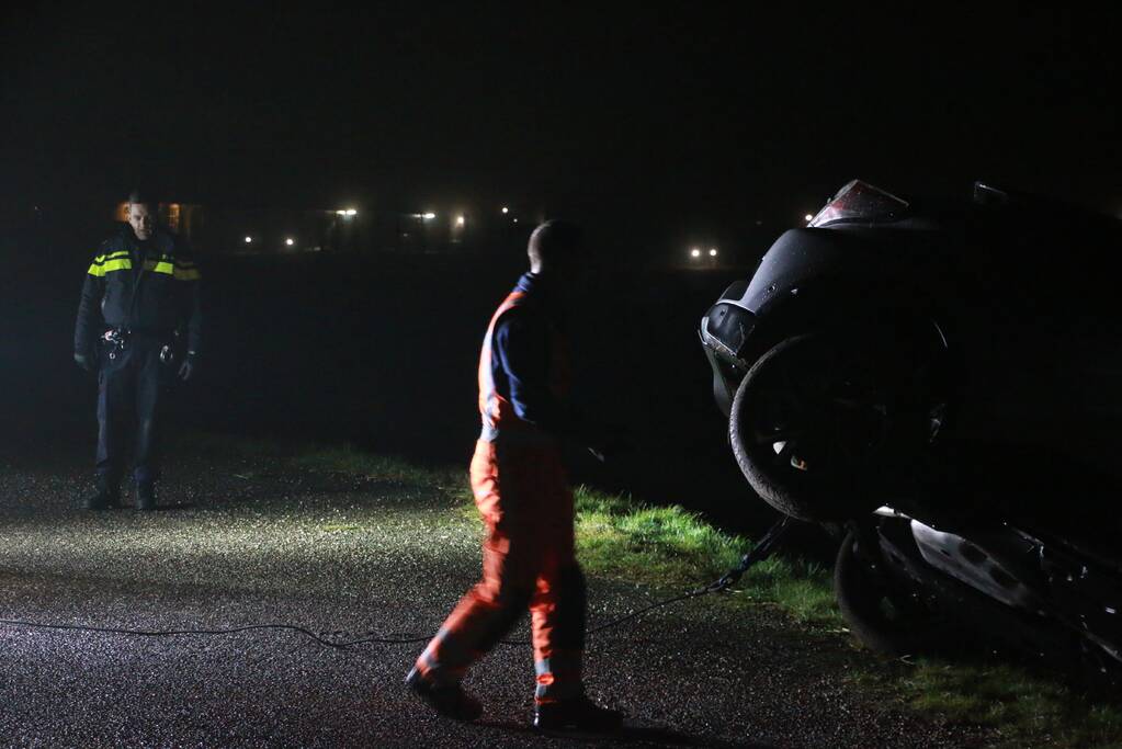 Auto rijdt greppel in