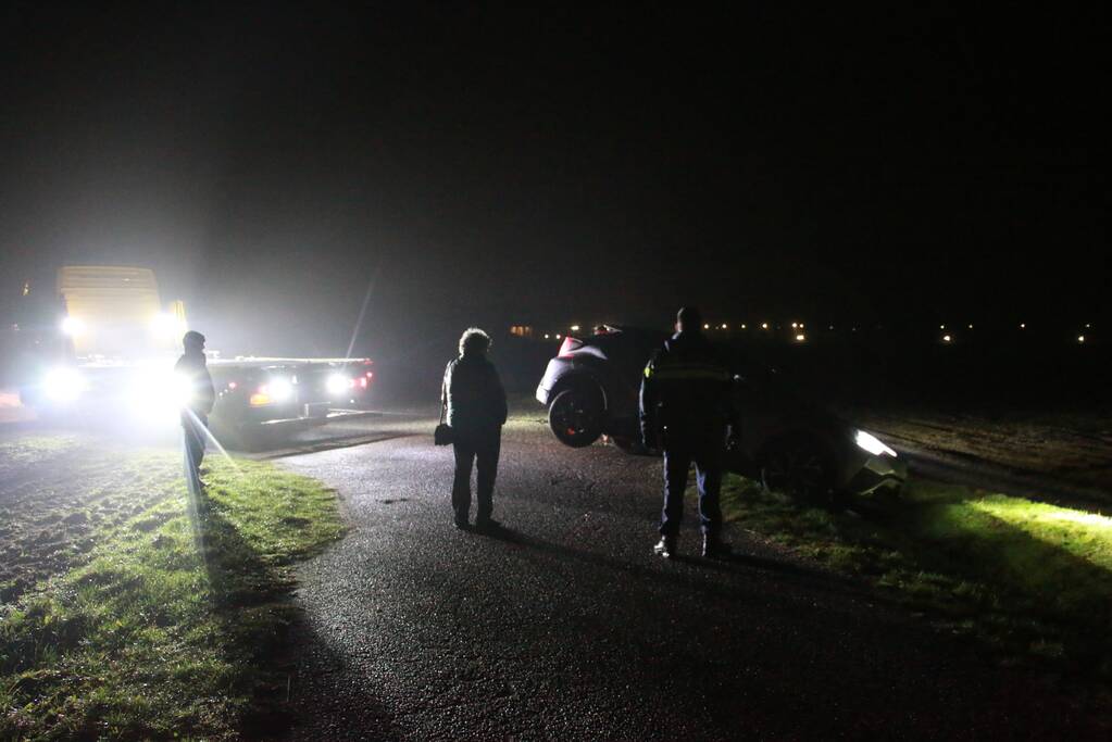 Auto rijdt greppel in