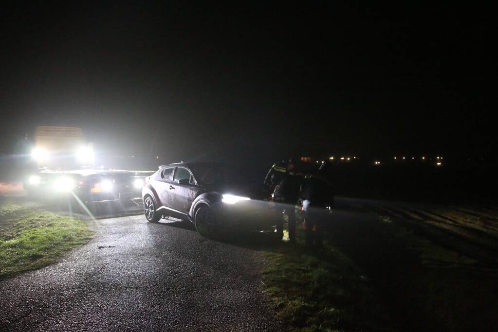 Auto rijdt greppel in