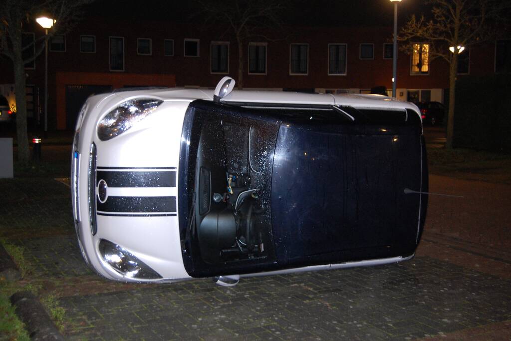 Auto op zijn kant geduwd