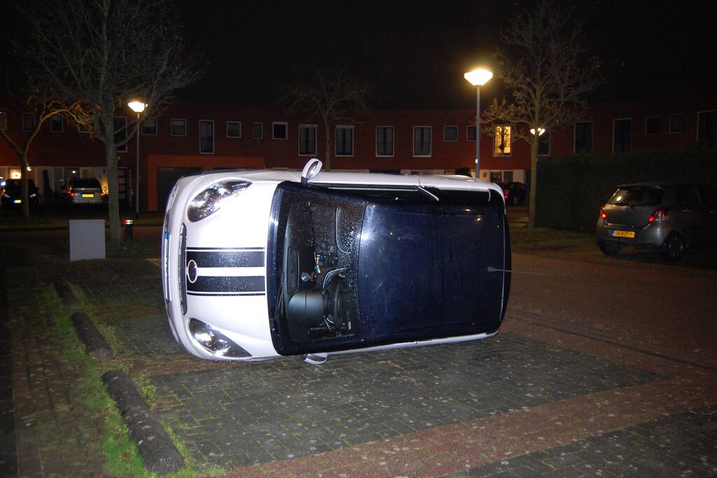 Auto op zijn kant geduwd