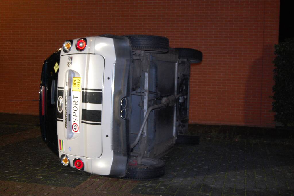 Auto op zijn kant geduwd