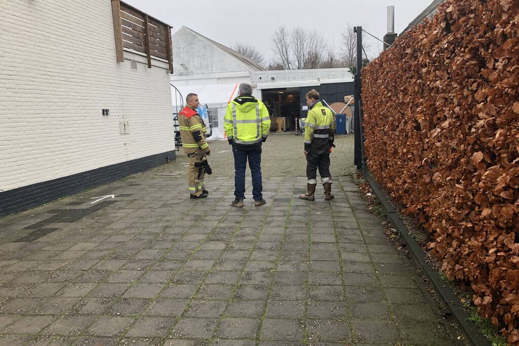 Brandweer doet metingen door gaslucht