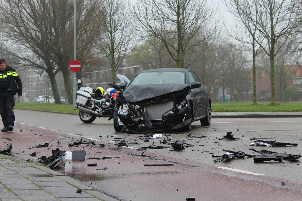 Veel schade na botsing tussen twee personenauto's