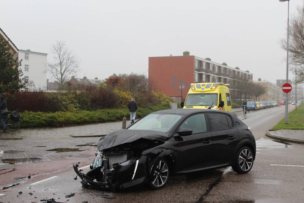 Veel schade na botsing tussen twee personenauto's