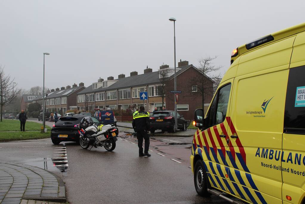 Veel schade na botsing tussen twee personenauto's