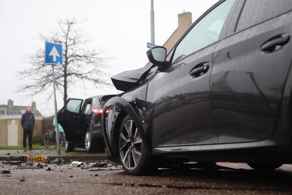 Veel schade na botsing tussen twee personenauto's