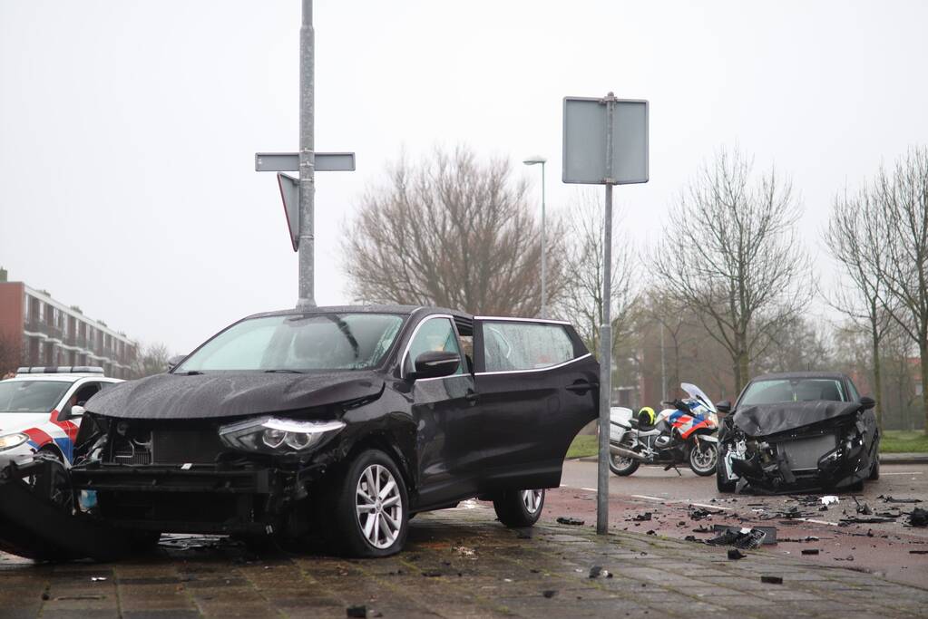 Veel schade na botsing tussen twee personenauto's