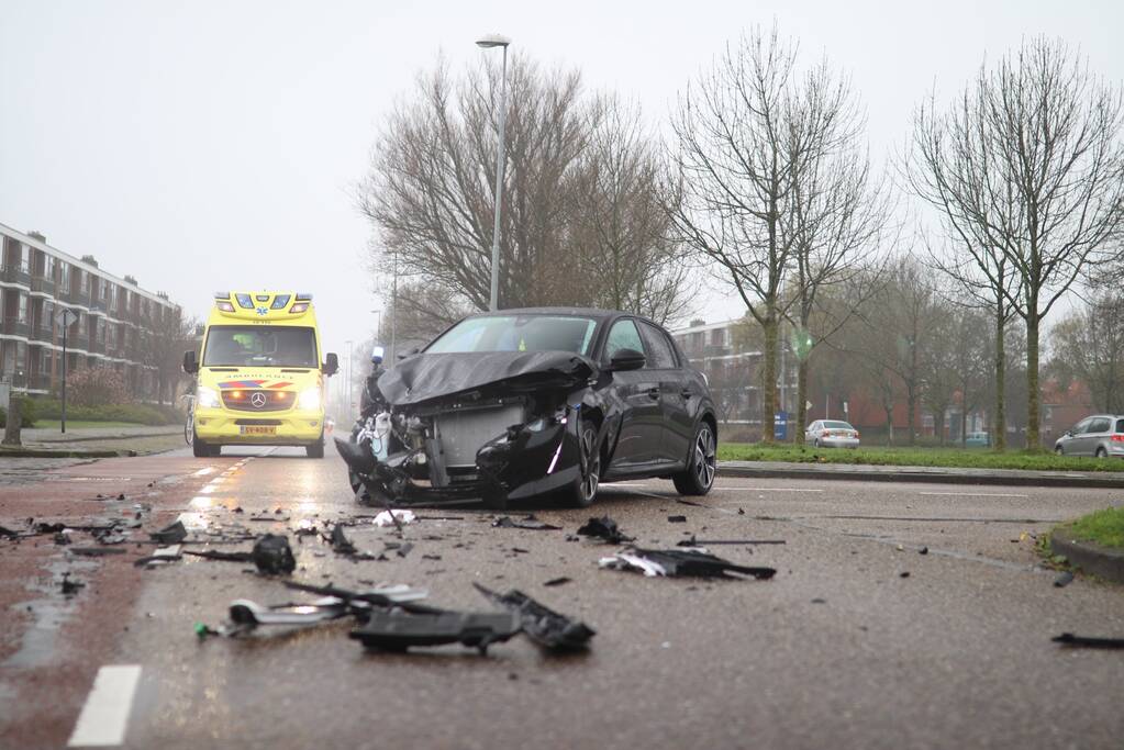 Veel schade na botsing tussen twee personenauto's