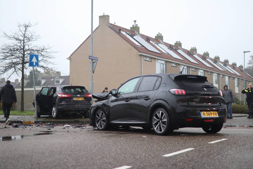 Veel schade na botsing tussen twee personenauto's