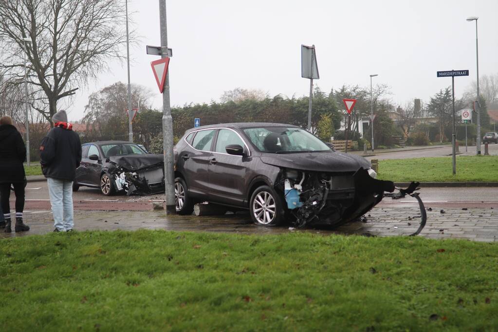 Veel schade na botsing tussen twee personenauto's