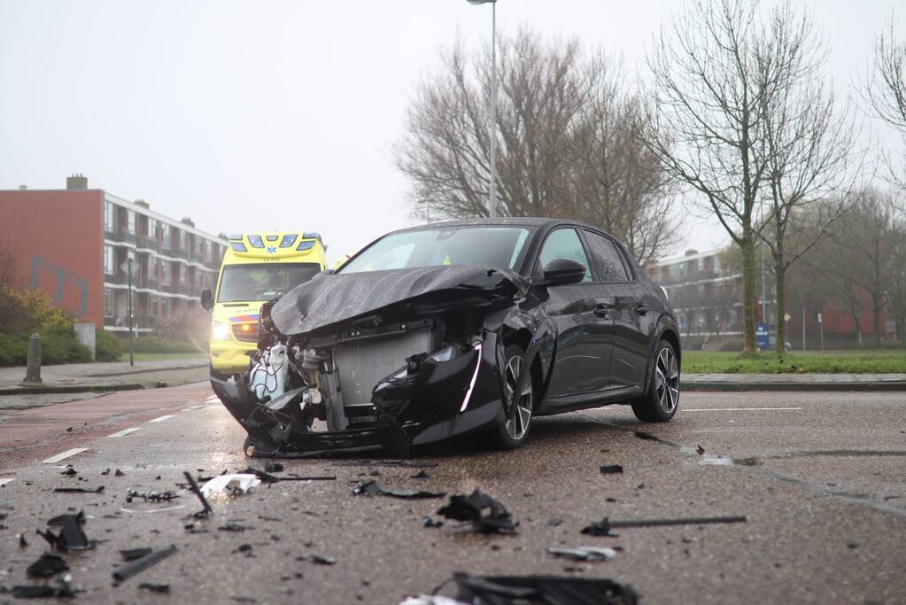 Veel schade na botsing tussen twee personenauto's