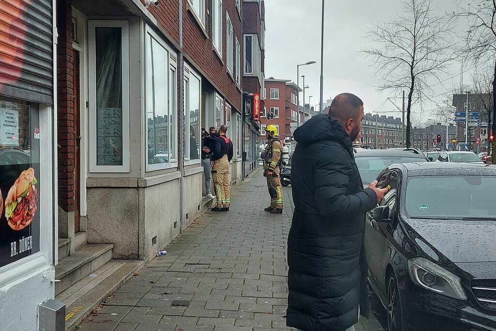 Brandweer doet metingen na gaslucht