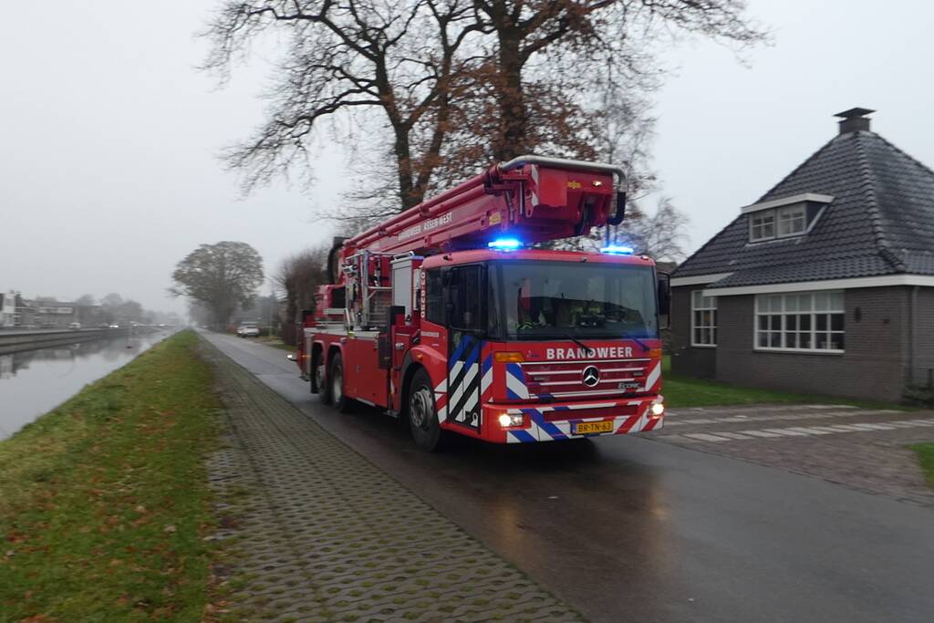 Brandweer blust brand in schoorsteen