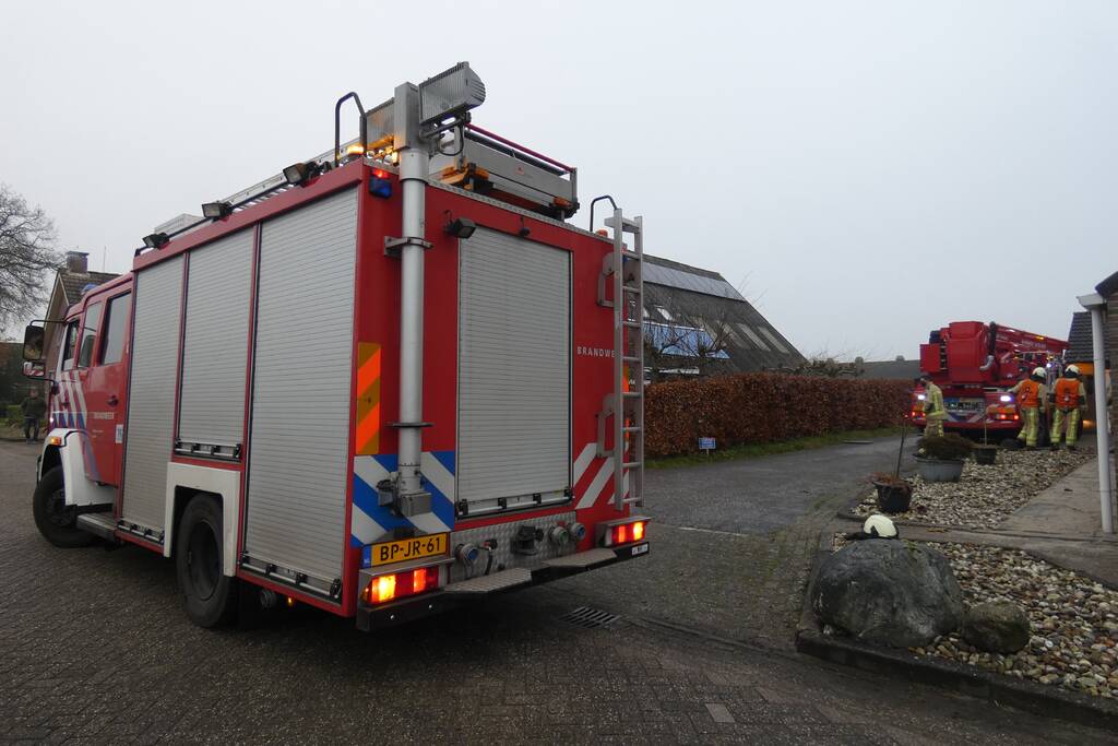 Brandweer blust brand in schoorsteen