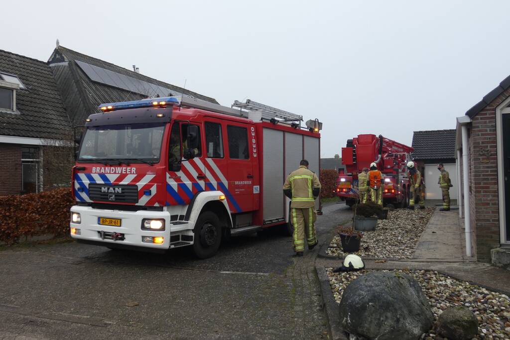 Brandweer blust brand in schoorsteen