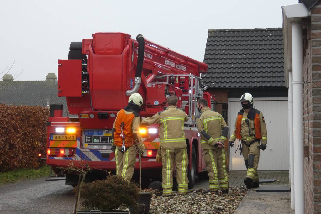 Brandweer blust brand in schoorsteen