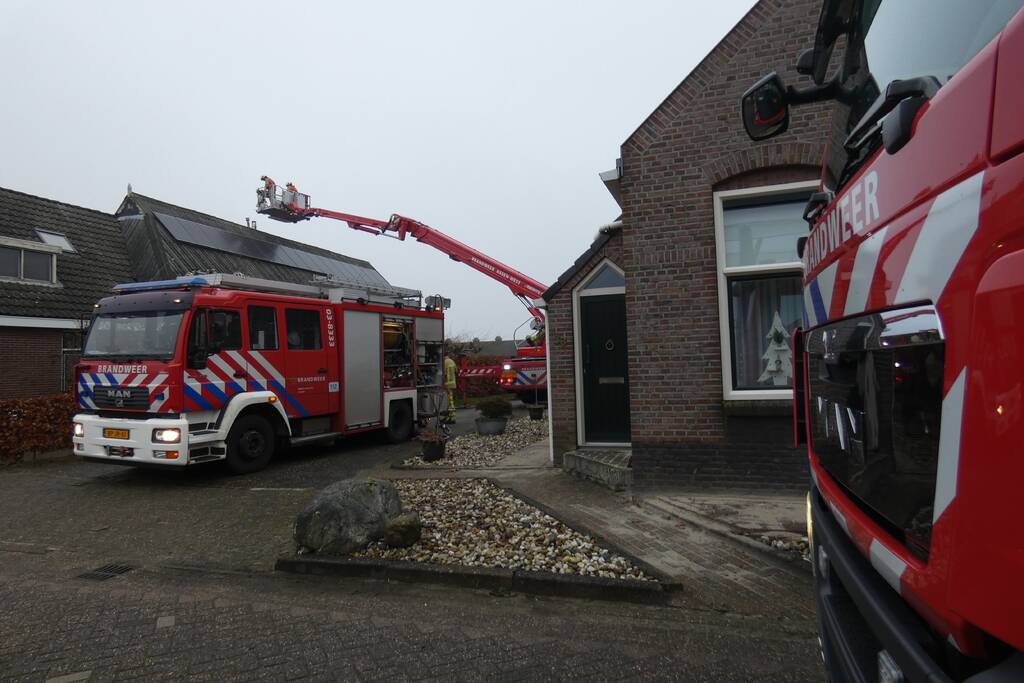 Brandweer blust brand in schoorsteen
